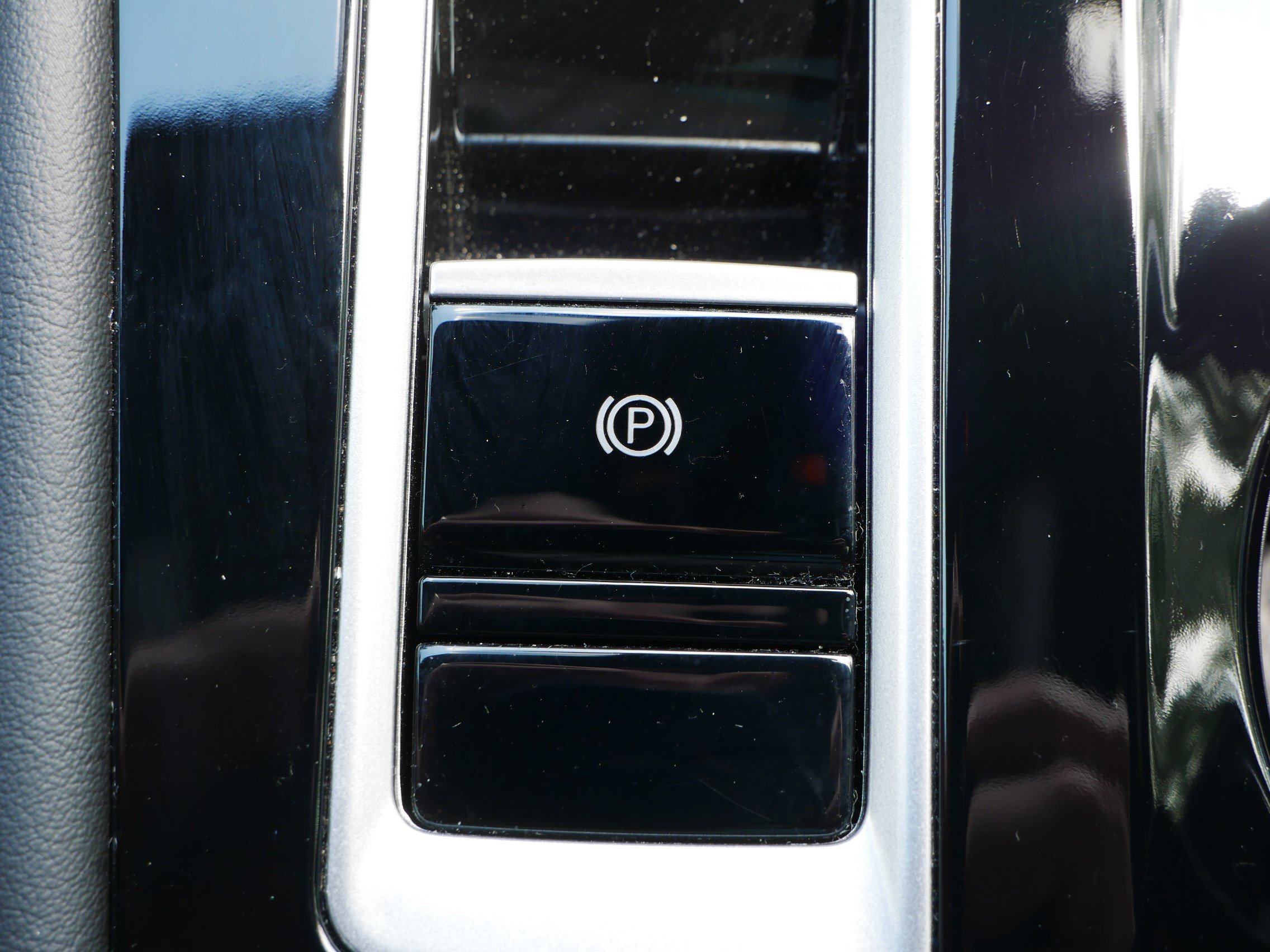 Certified 2024 Volkswagen Atlas Cross Sport SEL R-Line image 25