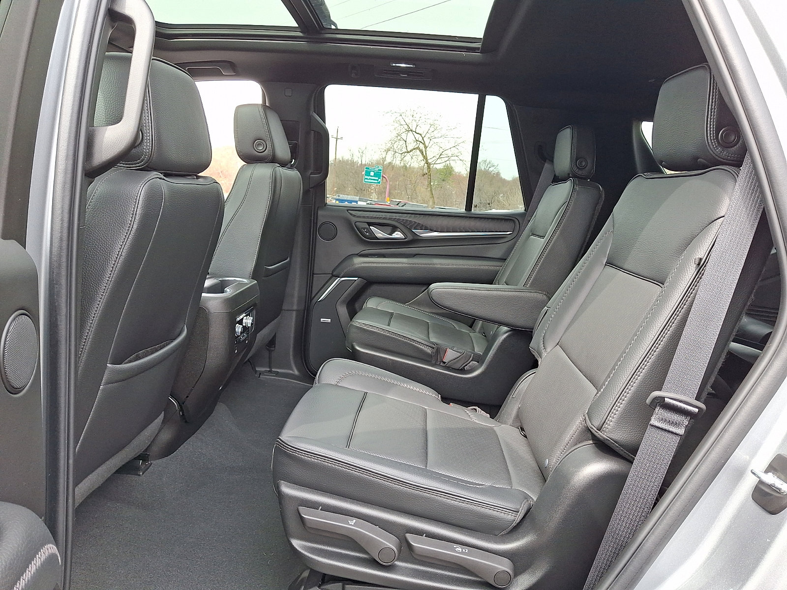 Used 2023 GMC Yukon Denali AWD/4WD image 5