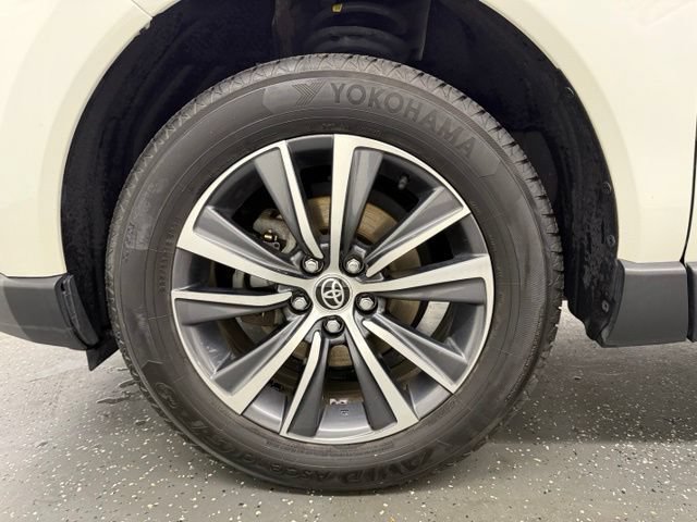 Certified 2021 Toyota Venza LE w/ Carpet Mat Package (TMS) AWD/4WD image 19