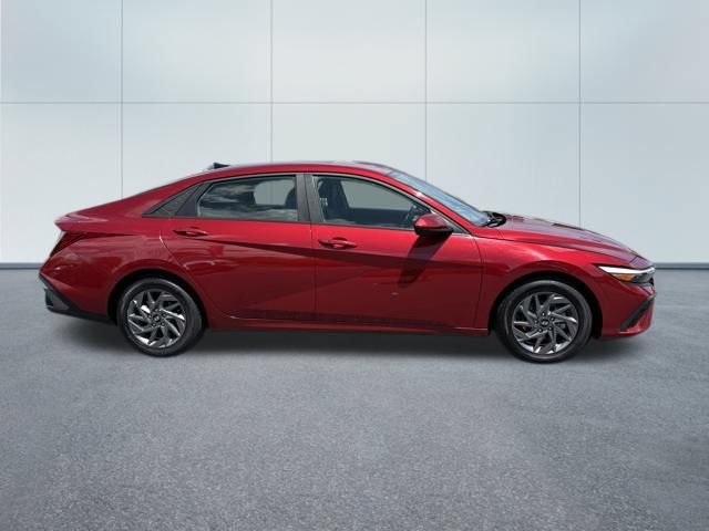 Used 2024 Hyundai Elantra SEL FWD image 2