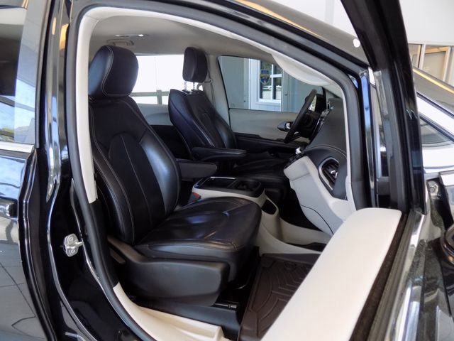 Used 2022 Chrysler Pacifica Touring-L image 25