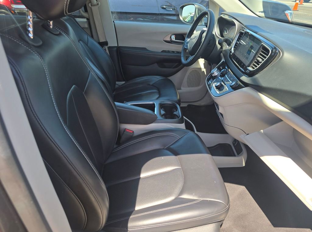 Used 2023 Chrysler Pacifica Touring-L FWD image 12