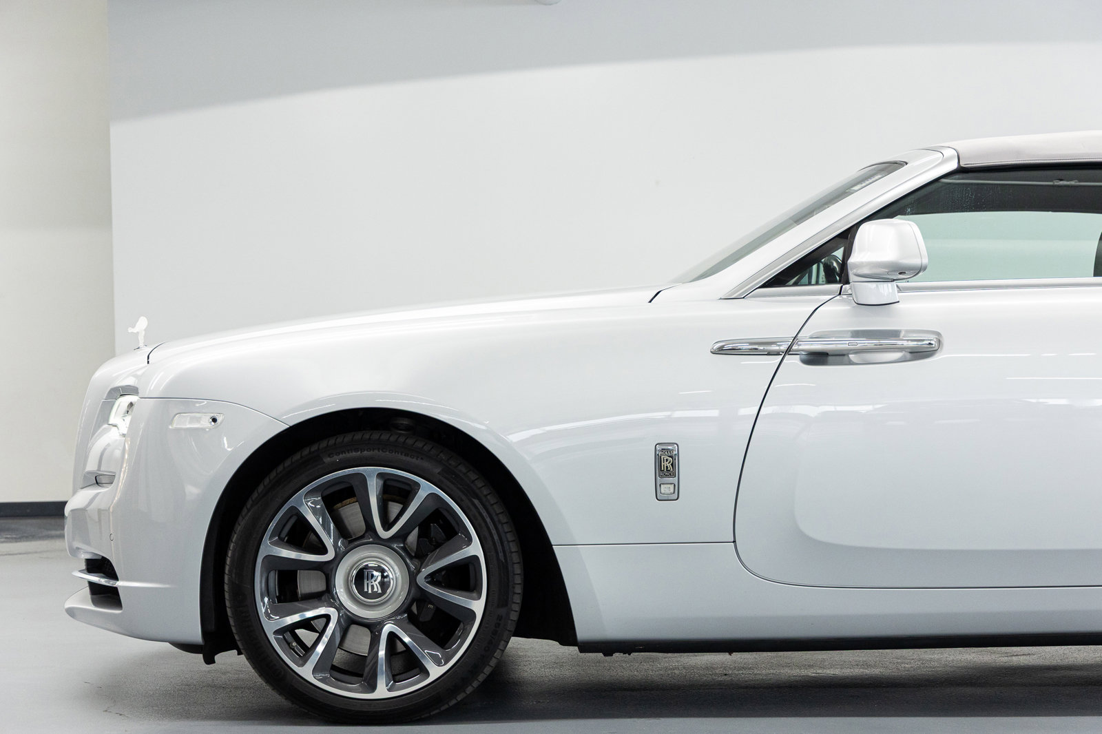 Used 2017 Rolls-Royce Dawn image 18