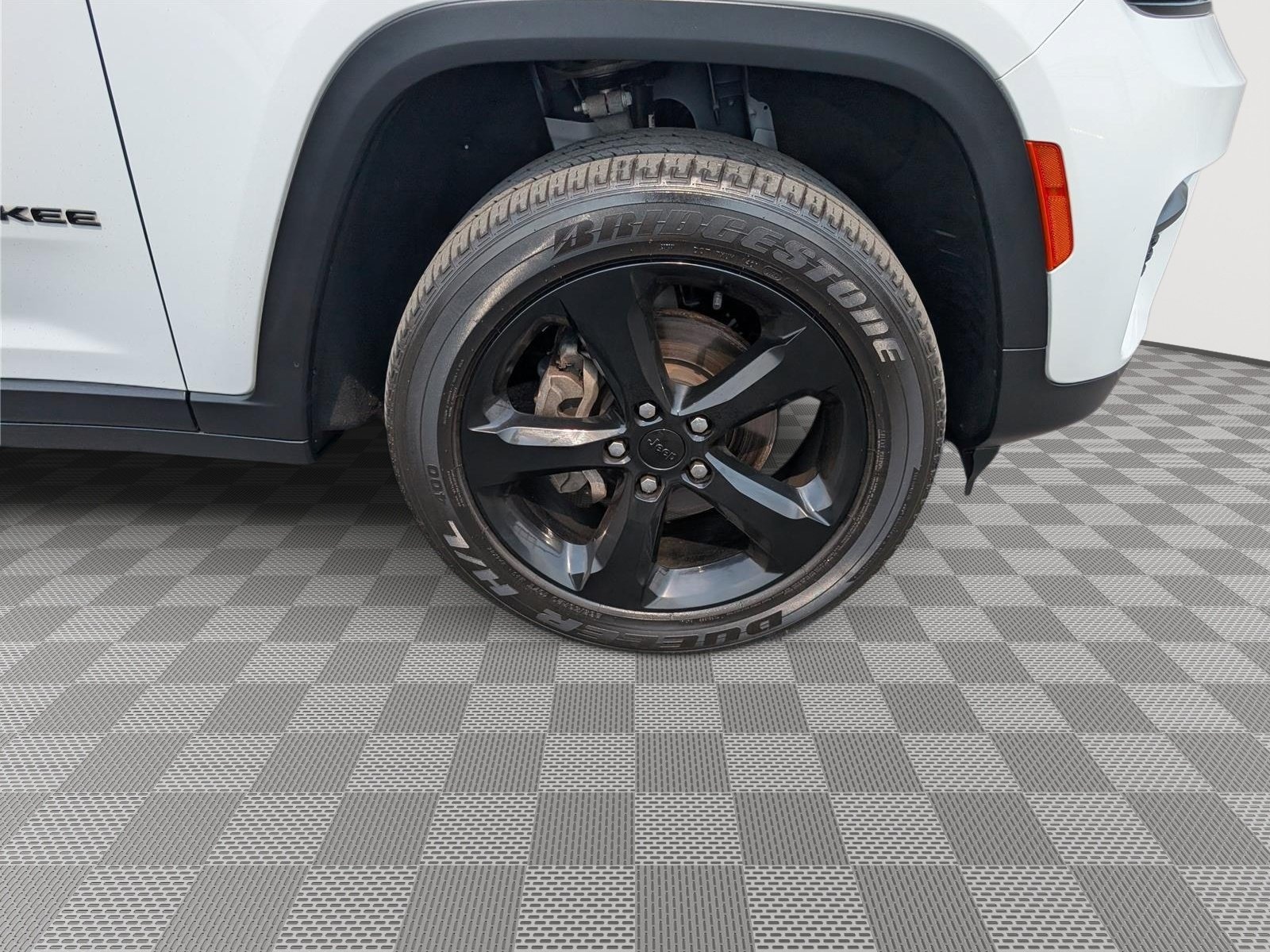 Used 2023 Jeep Grand Cherokee Altitude AWD/4WD image 9