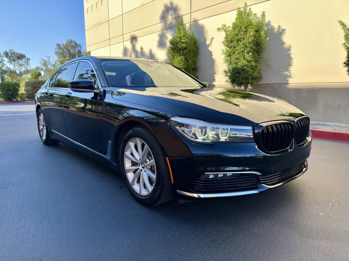 Used 2016 BMW 740i image 8