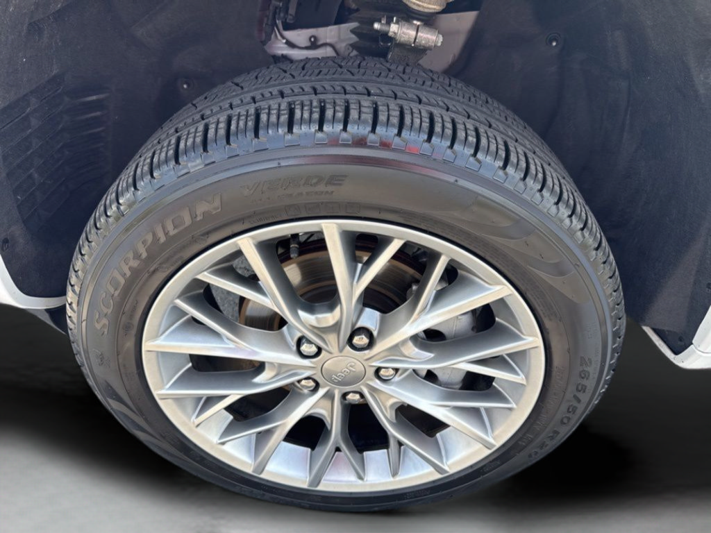 Used 2025 Jeep Grand Cherokee Summit AWD/4WD image 23