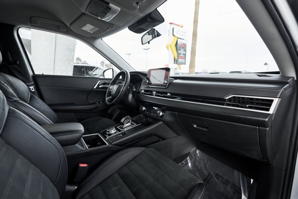 Used 2023 Mitsubishi Outlander SE image 25