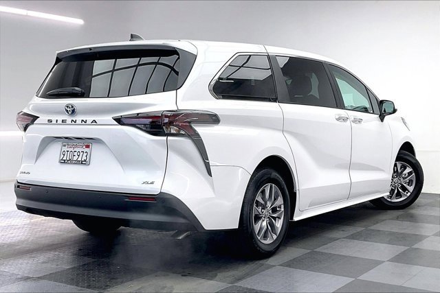 Used 2025 Toyota Sienna XLE image 13