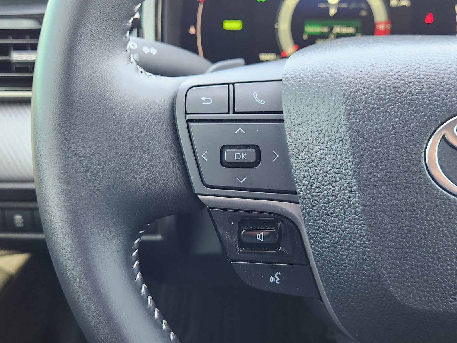 Used 2025 Toyota Camry SE w/ Multimedia Upgrade Package image 32