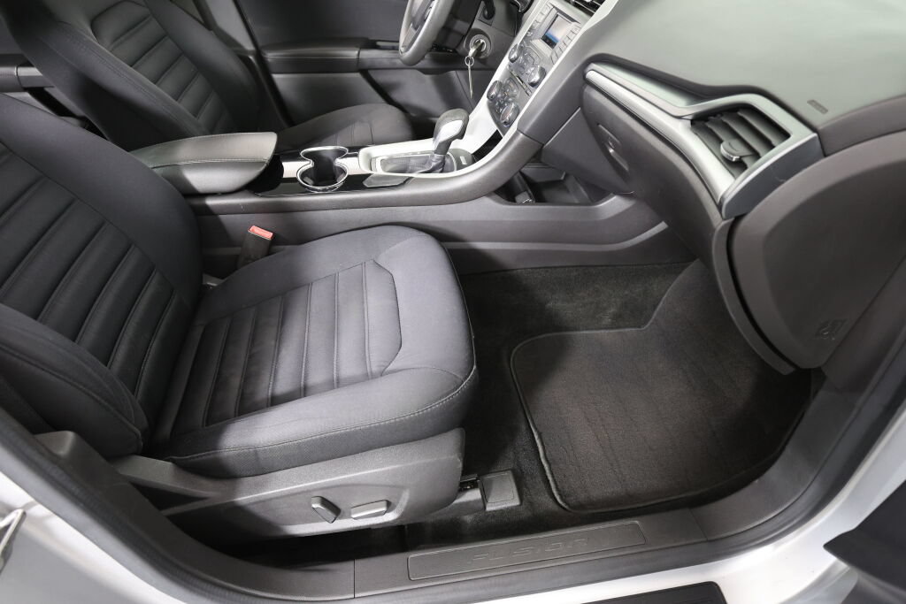 Used 2015 Ford Fusion SE FWD image 26