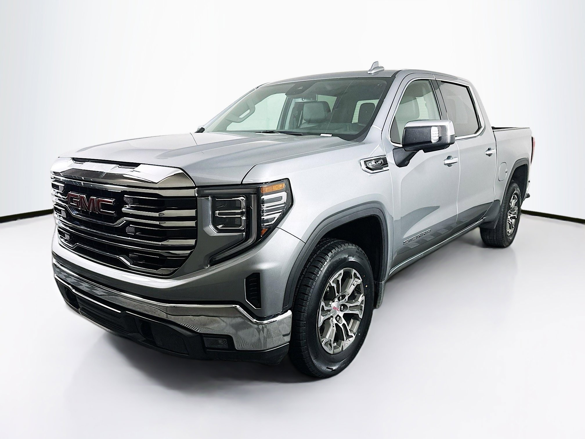 Used 2025 GMC Sierra 1500 SLT image 3