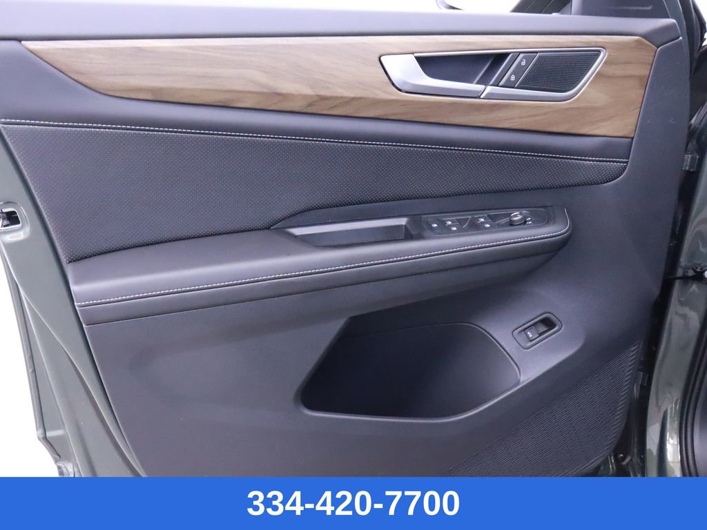 New 2025 Volkswagen Atlas SE w/ Black Wheel Package image 19