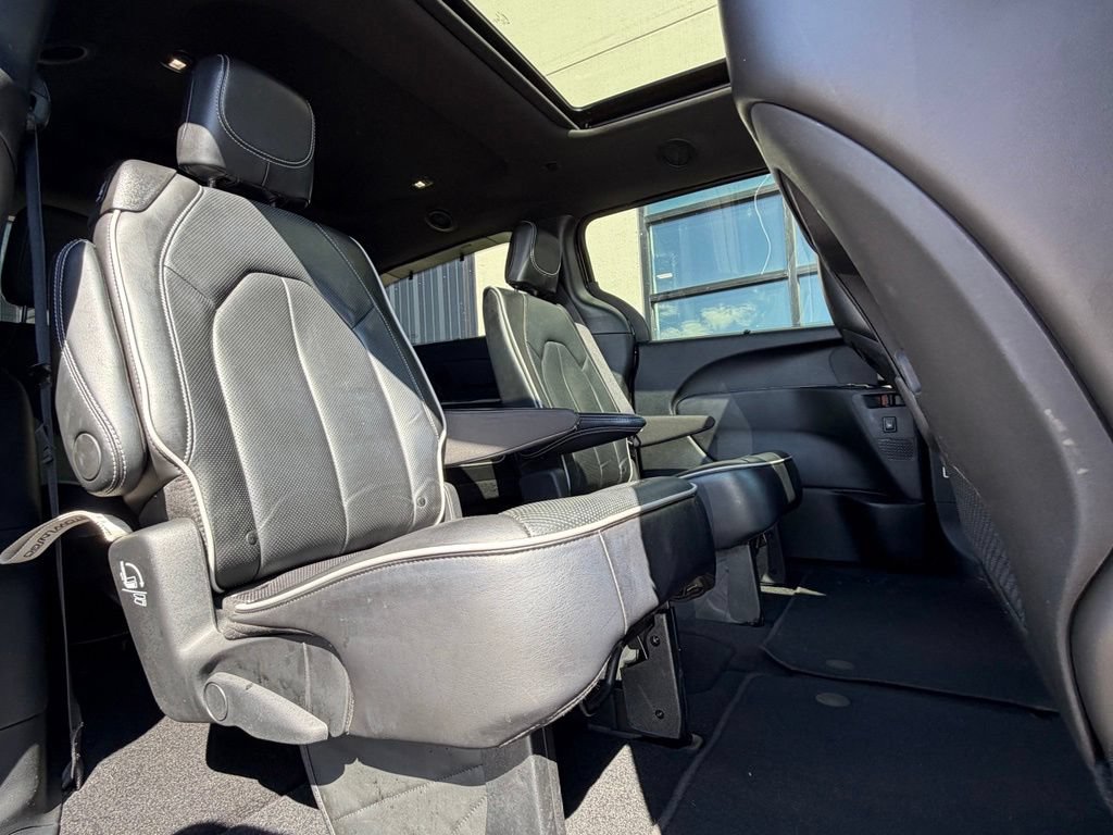 Used 2025 Chrysler Pacifica Limited FWD image 14