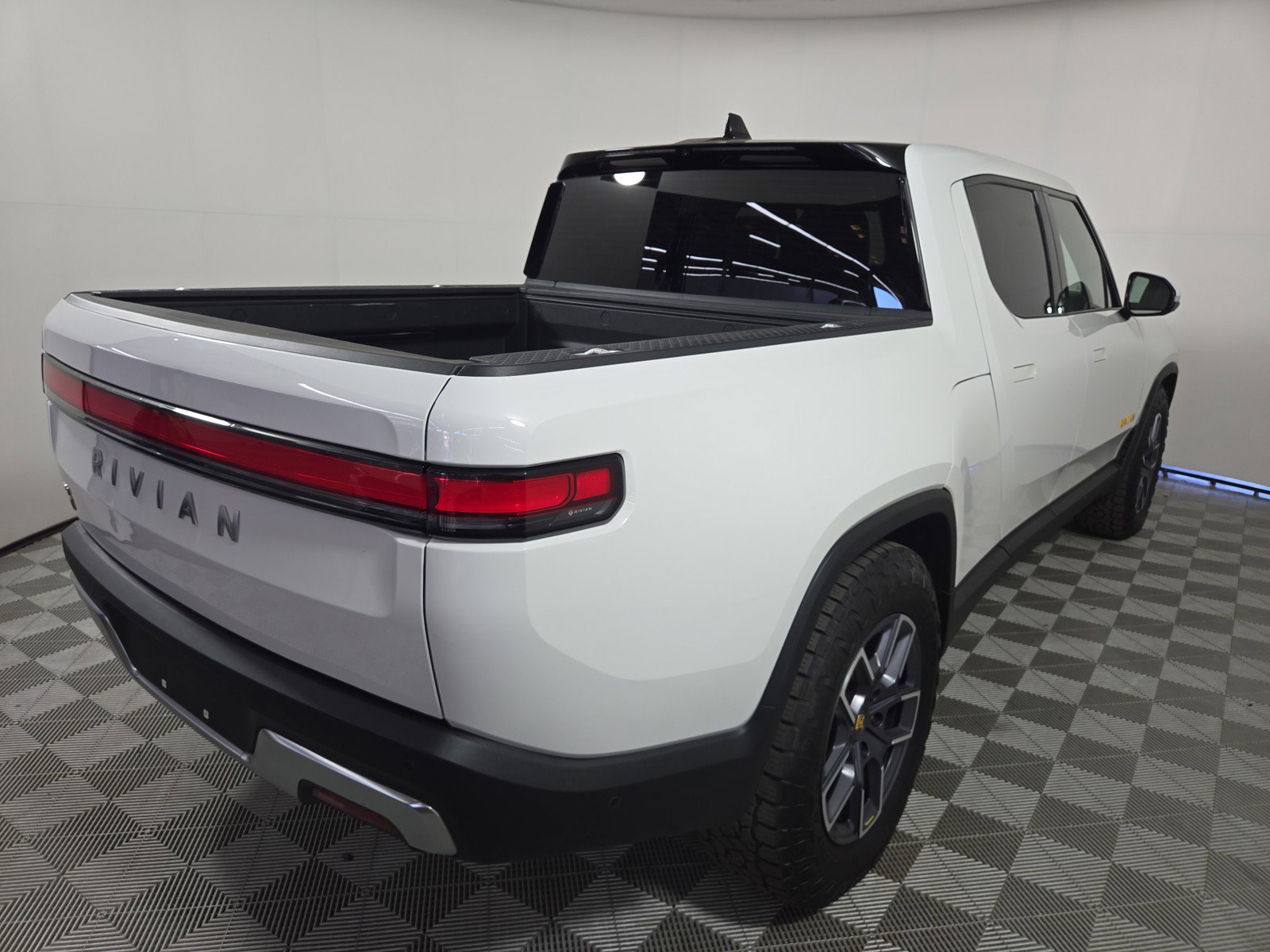 Used 2022 Rivian R1T Adventure image 5