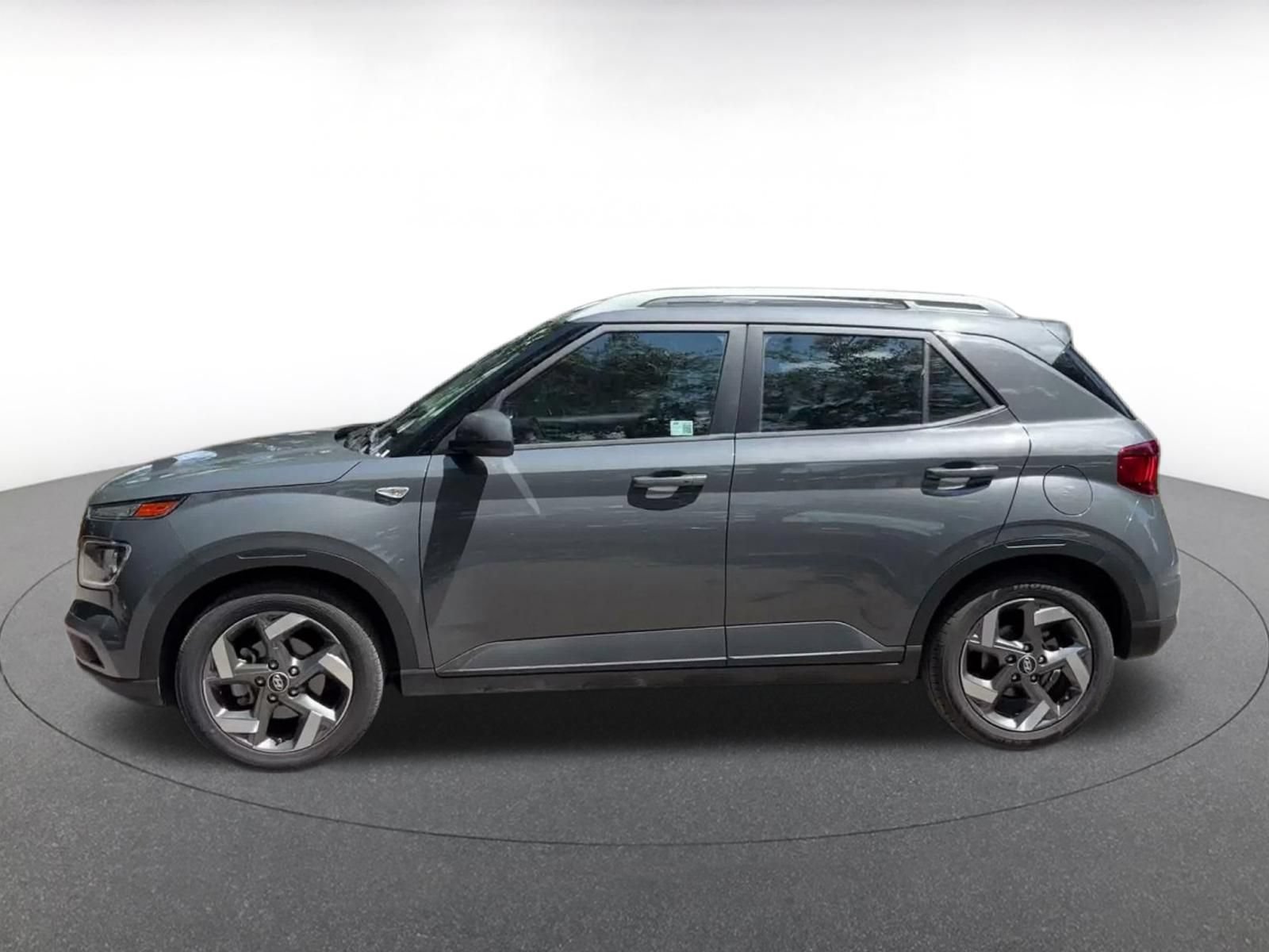 Used 2025 Hyundai Venue SEL FWD image 9