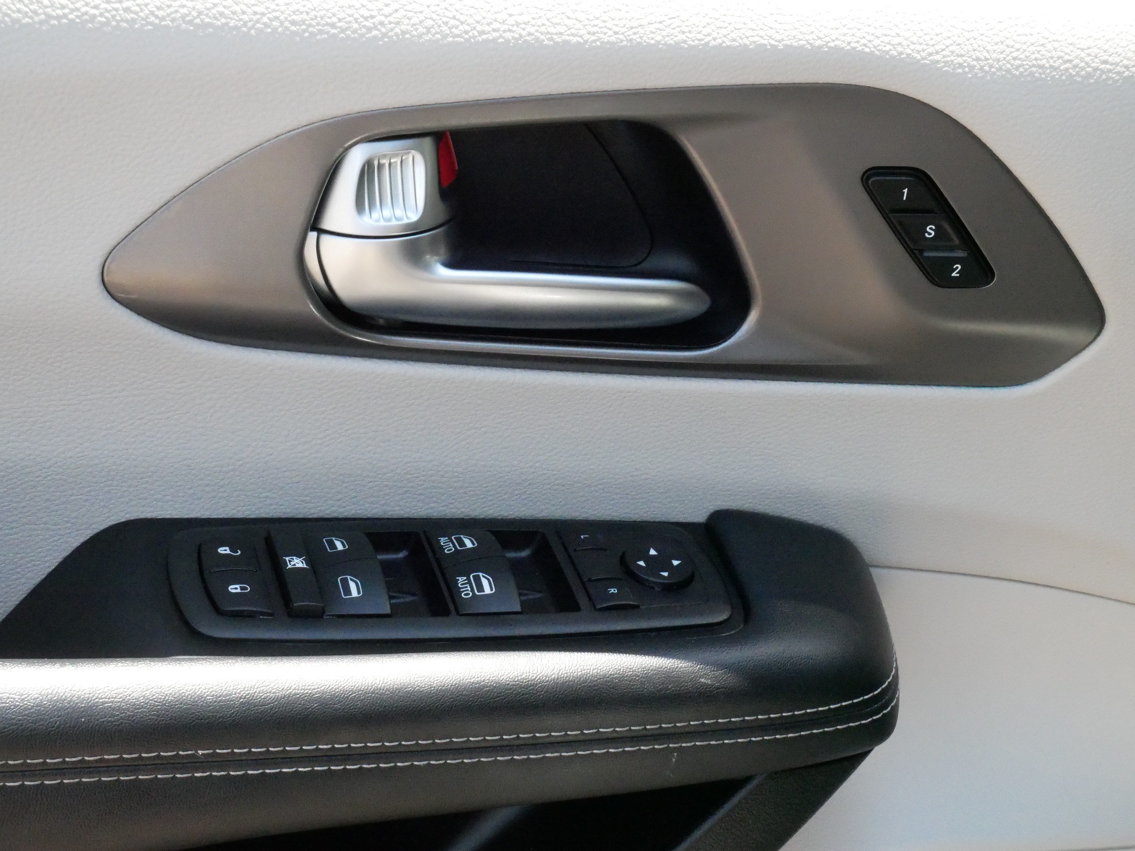 Used 2023 Chrysler Pacifica Touring-L AWD/4WD image 19
