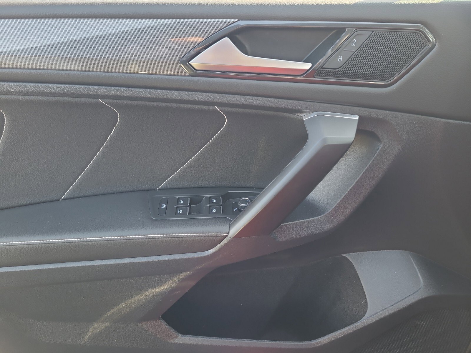 Used 2023 Volkswagen Tiguan SE image 25