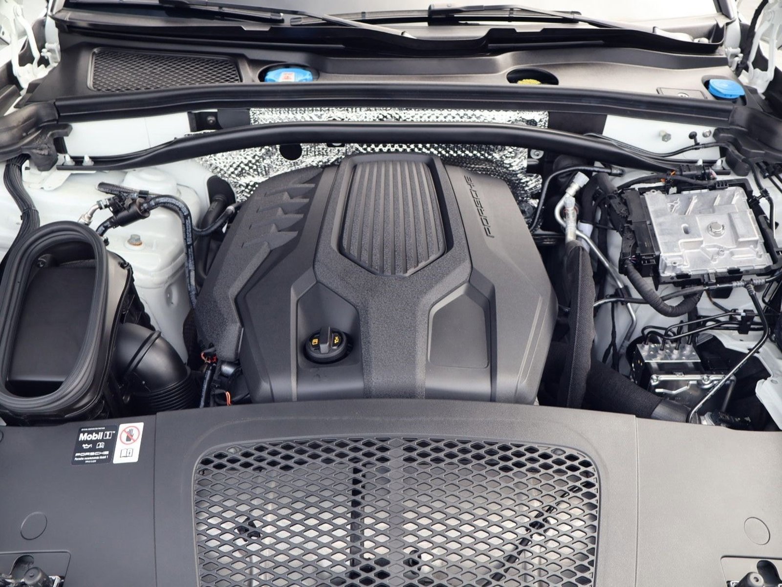 Certified 2025 Porsche Macan AWD/4WD image 26