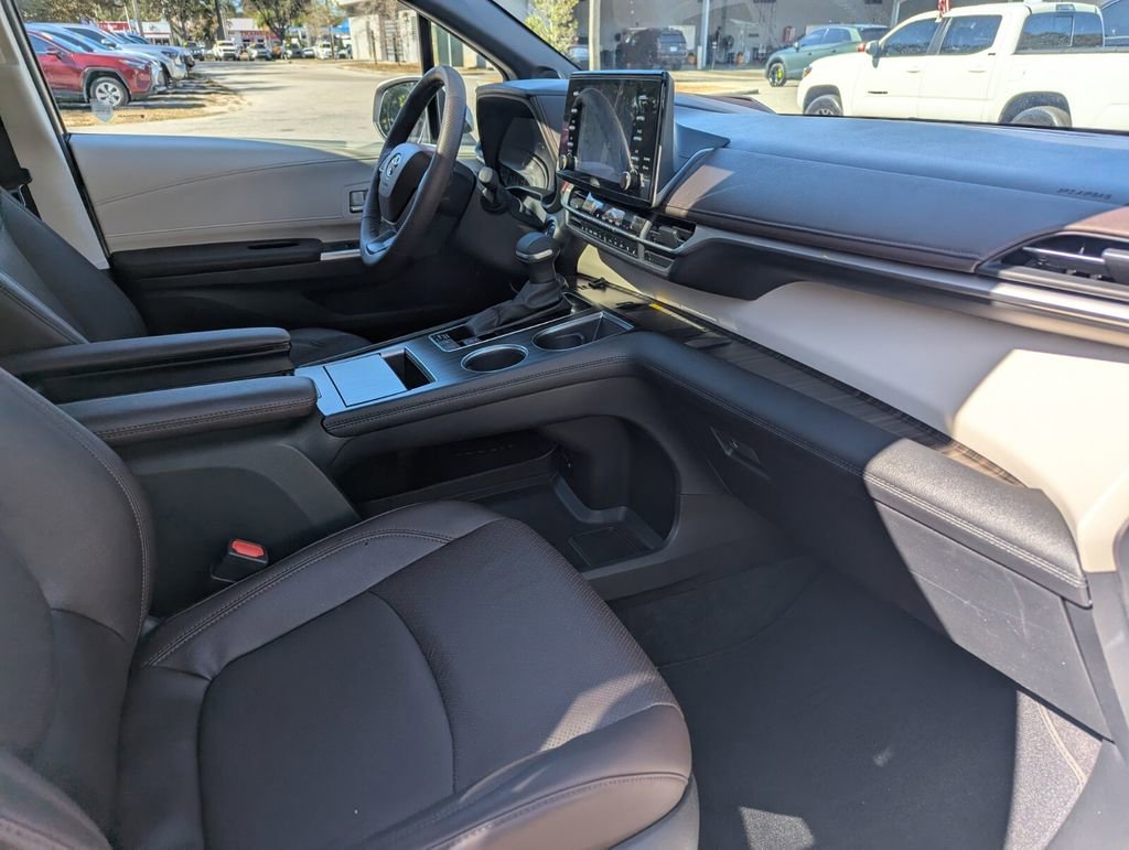 Certified 2024 Toyota Sienna Platinum image 13