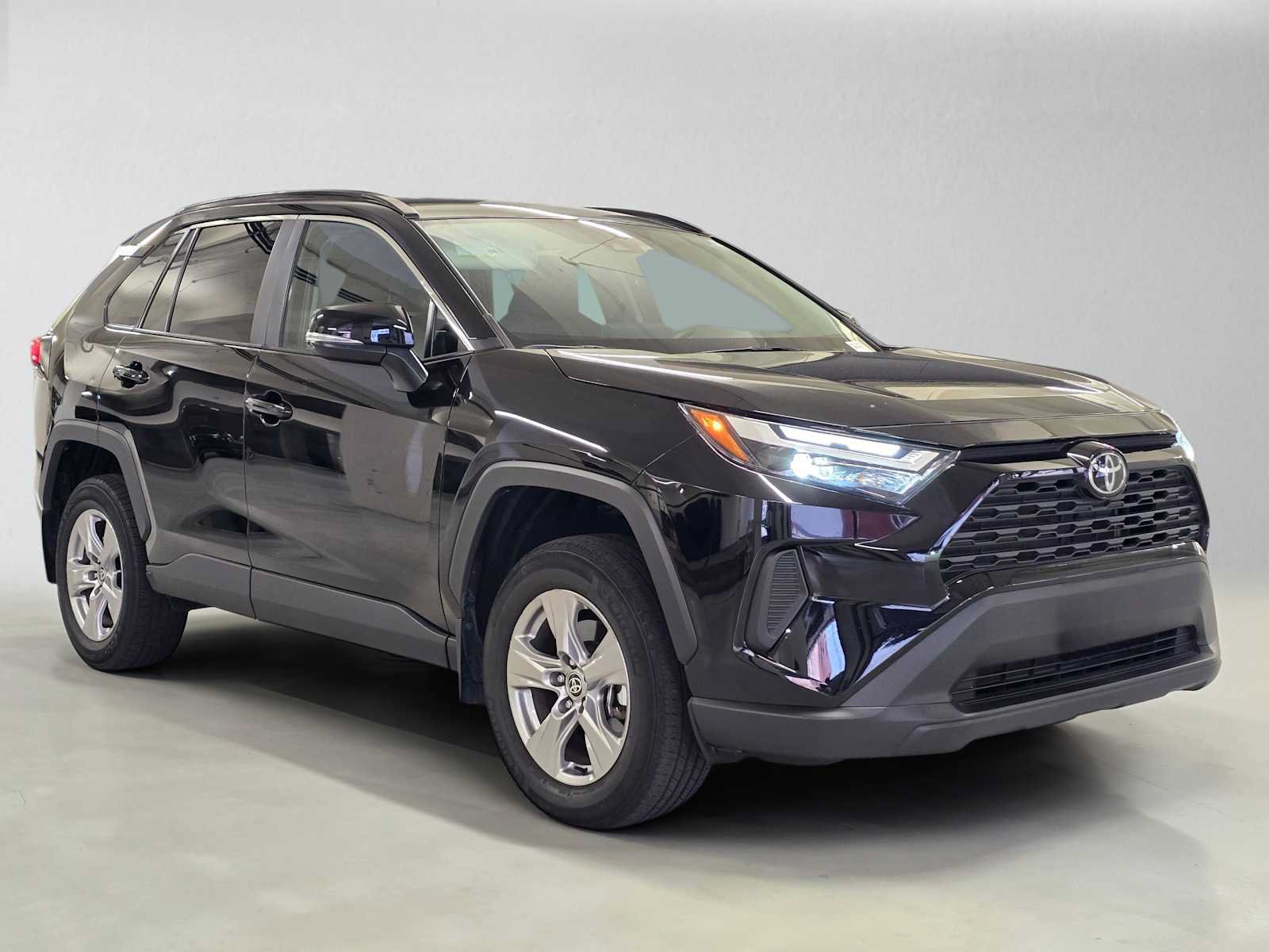 Used 2025 Toyota RAV4 XLE AWD/4WD image 7