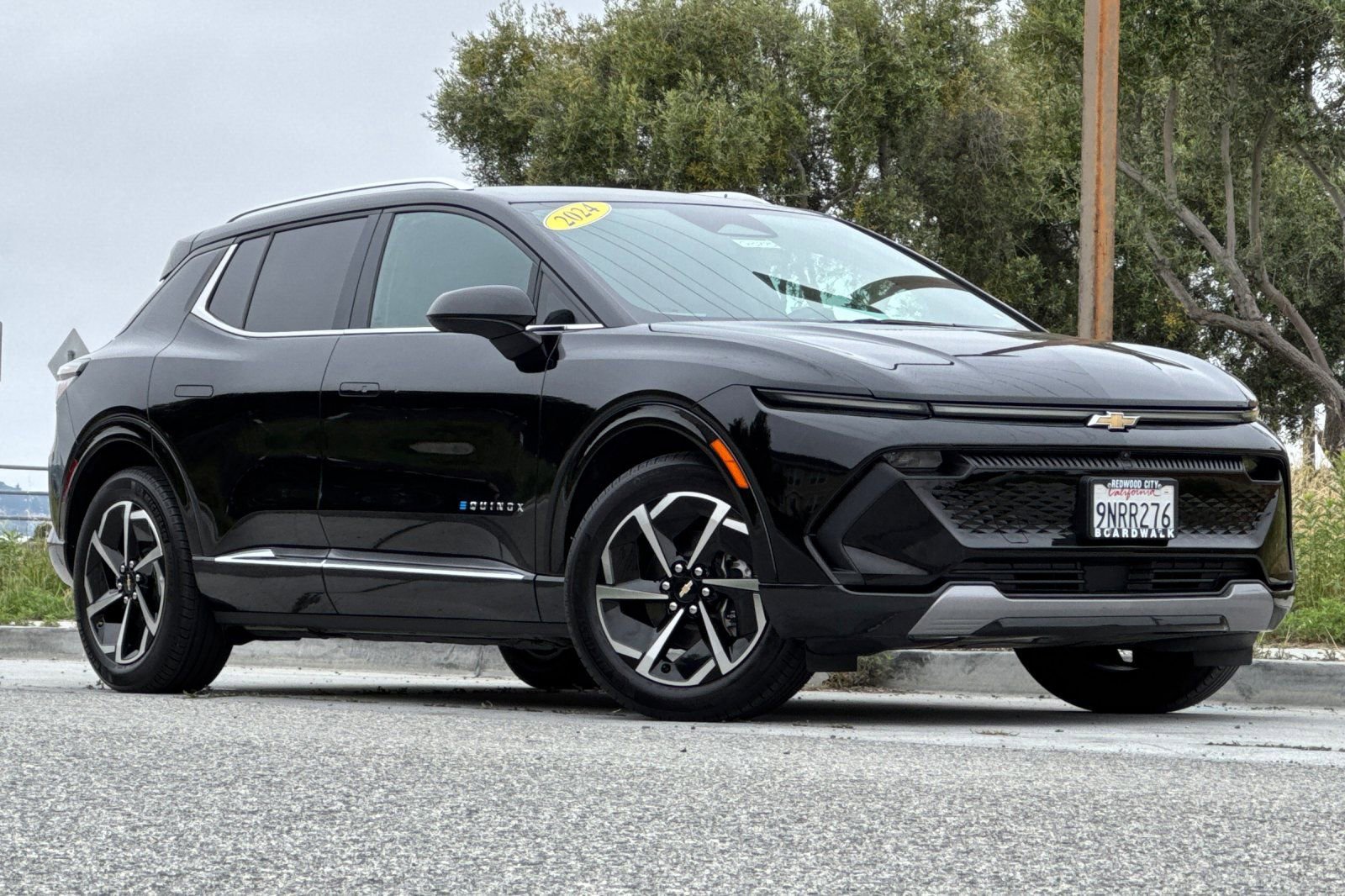 Used 2024 Chevrolet Equinox EV LT FWD image 2