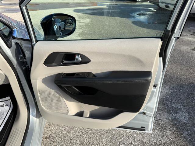 Certified 2024 Chrysler Pacifica Touring-L image 38