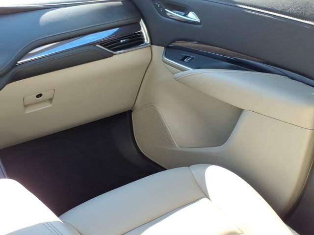 Used 2023 Cadillac XT4 Luxury w/ Cold Weather Package AWD/4WD image 10