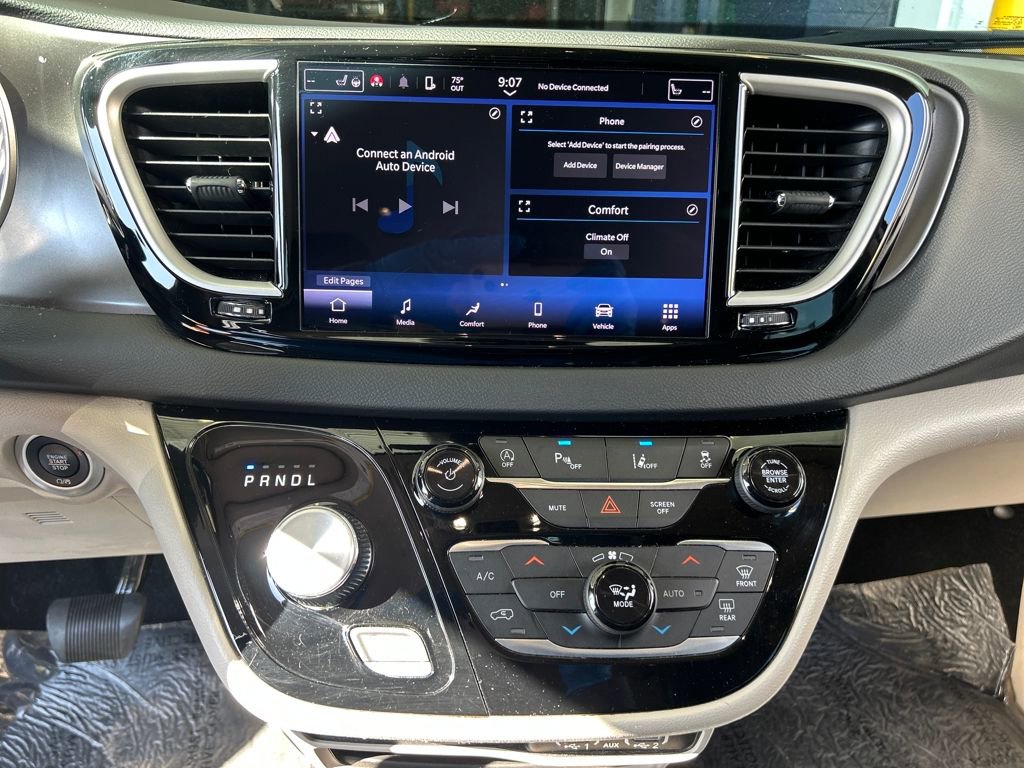 Used 2023 Chrysler Pacifica Touring-L image 18