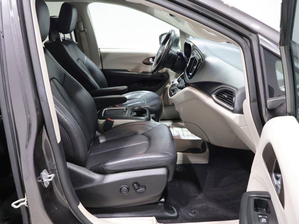 Used 2018 Chrysler Pacifica Touring-L Plus FWD image 22