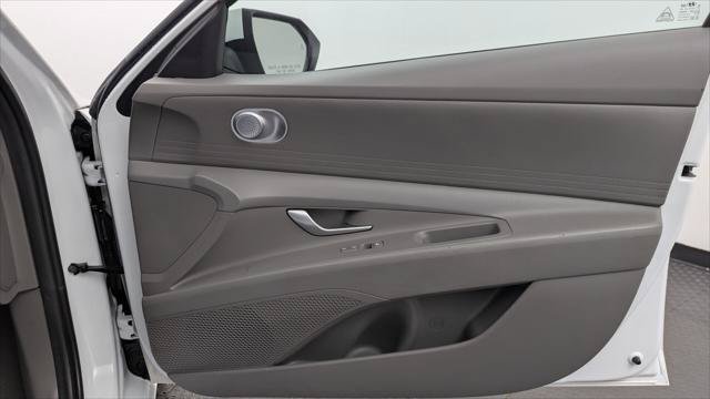 Used 2025 Hyundai Elantra SE FWD image 23