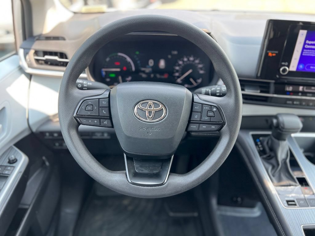 Certified 2025 Toyota Sienna LE AWD/4WD image 29