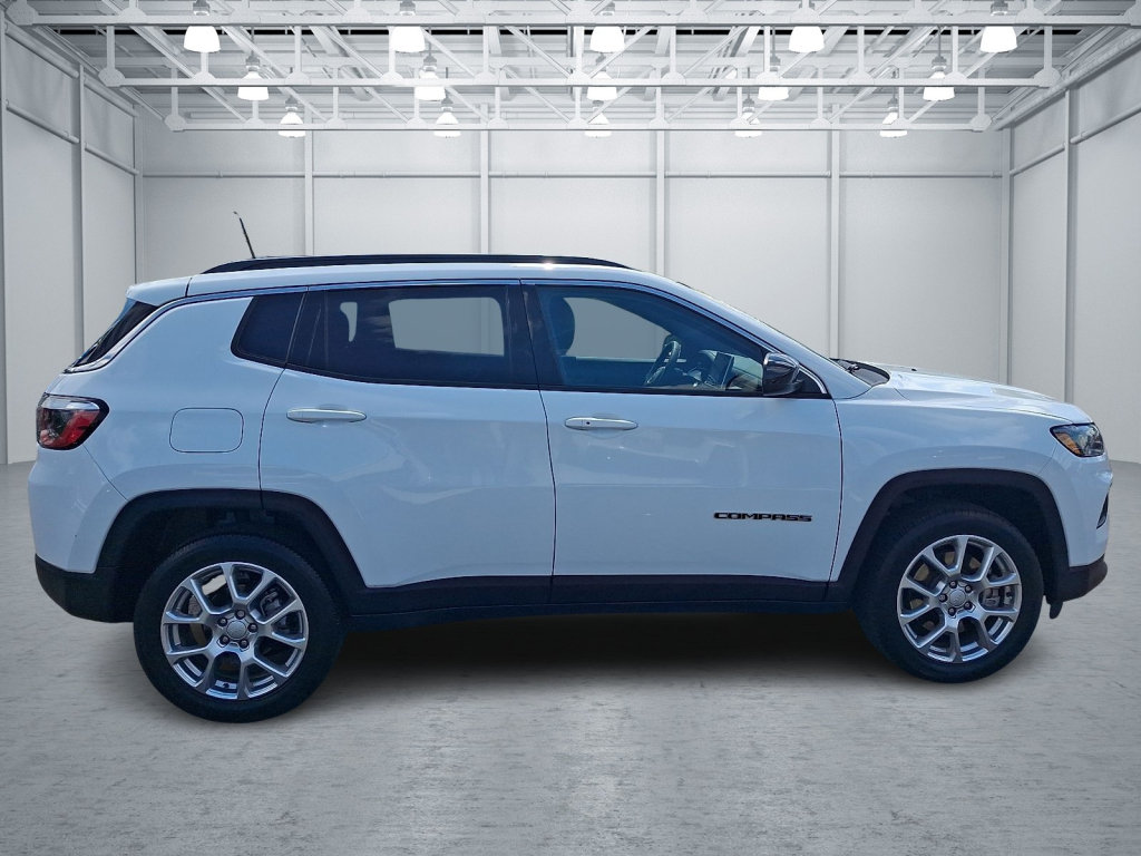 Used 2024 Jeep Compass Latitude AWD/4WD image 10