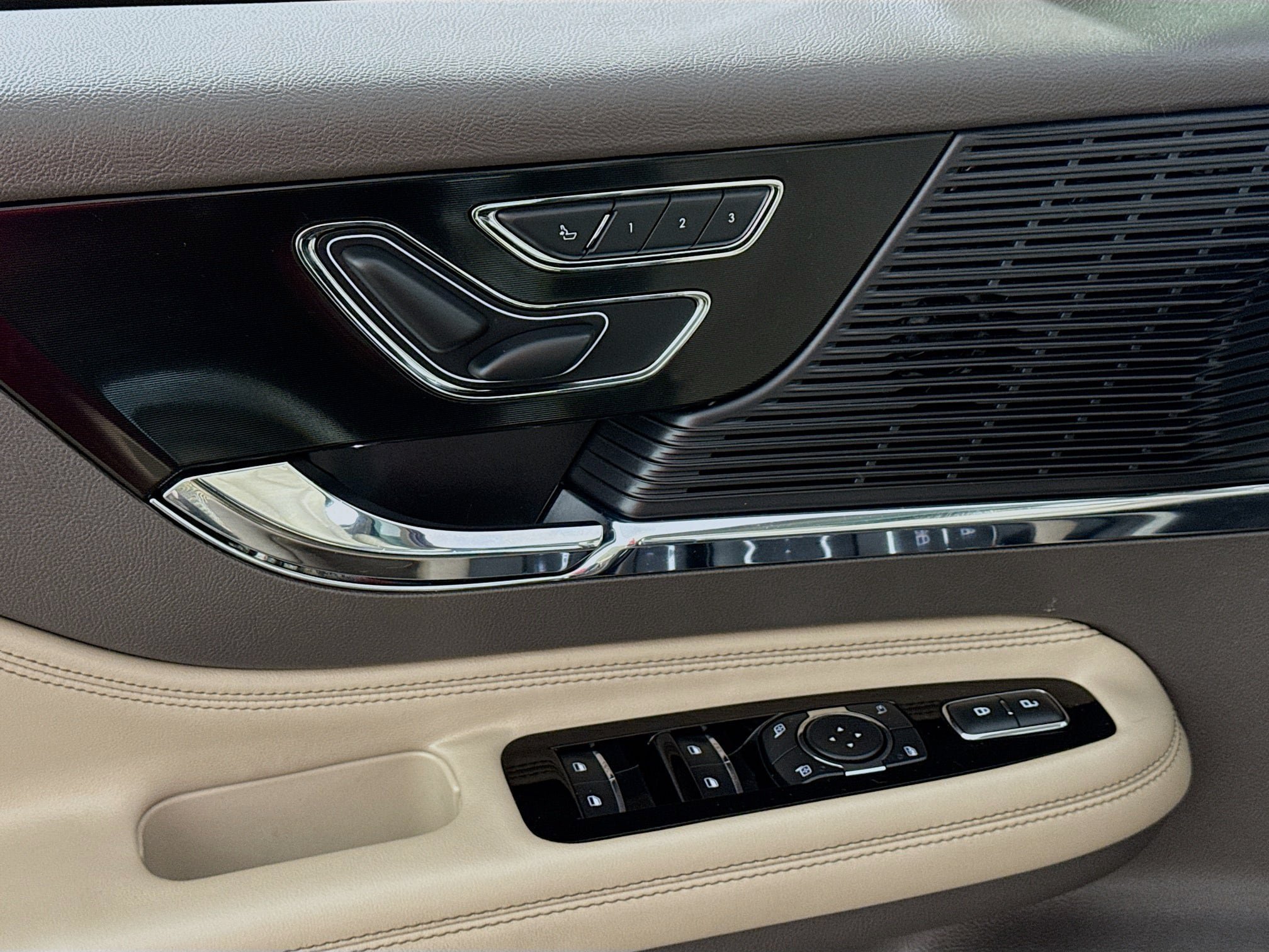 Used 2022 Lincoln Corsair AWD w/ Premium Package image 21