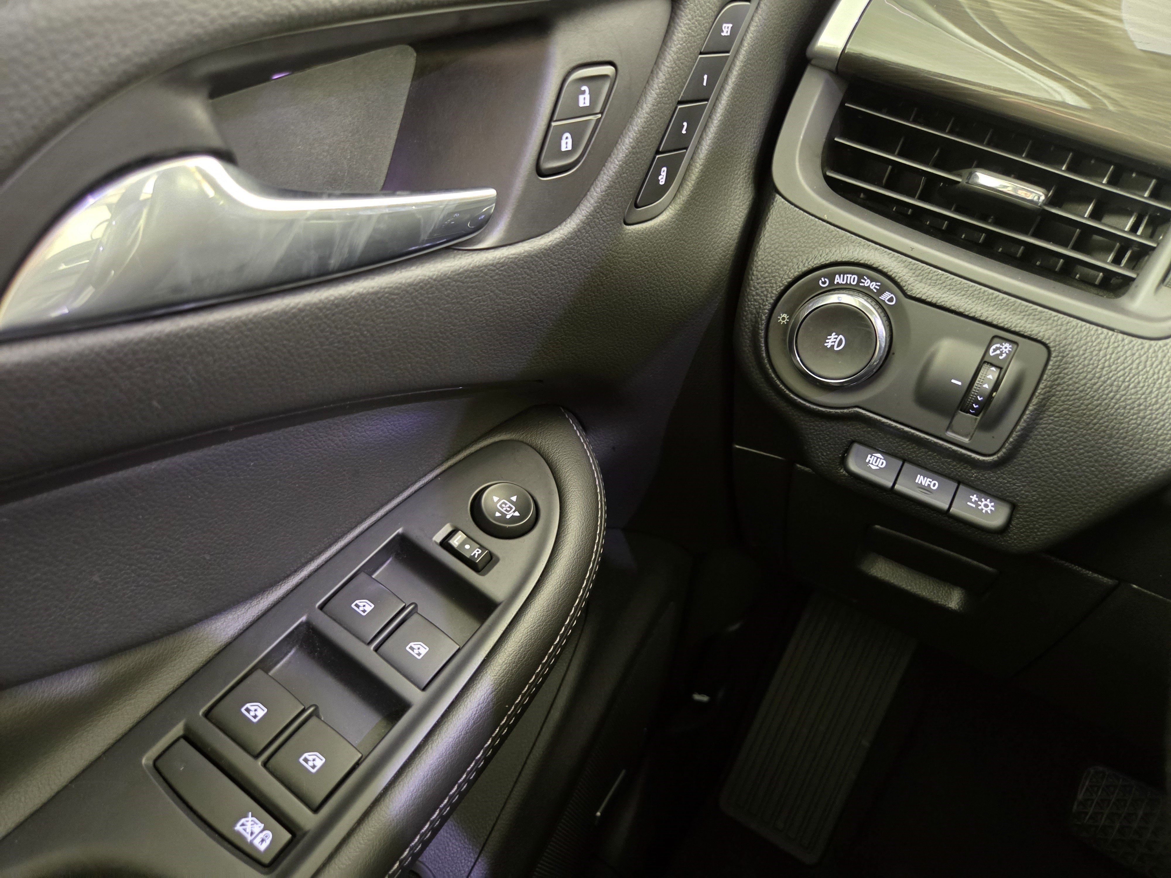 Used 2020 Buick Envision Premium w/ Driver Confidence Package AWD/4WD image 29