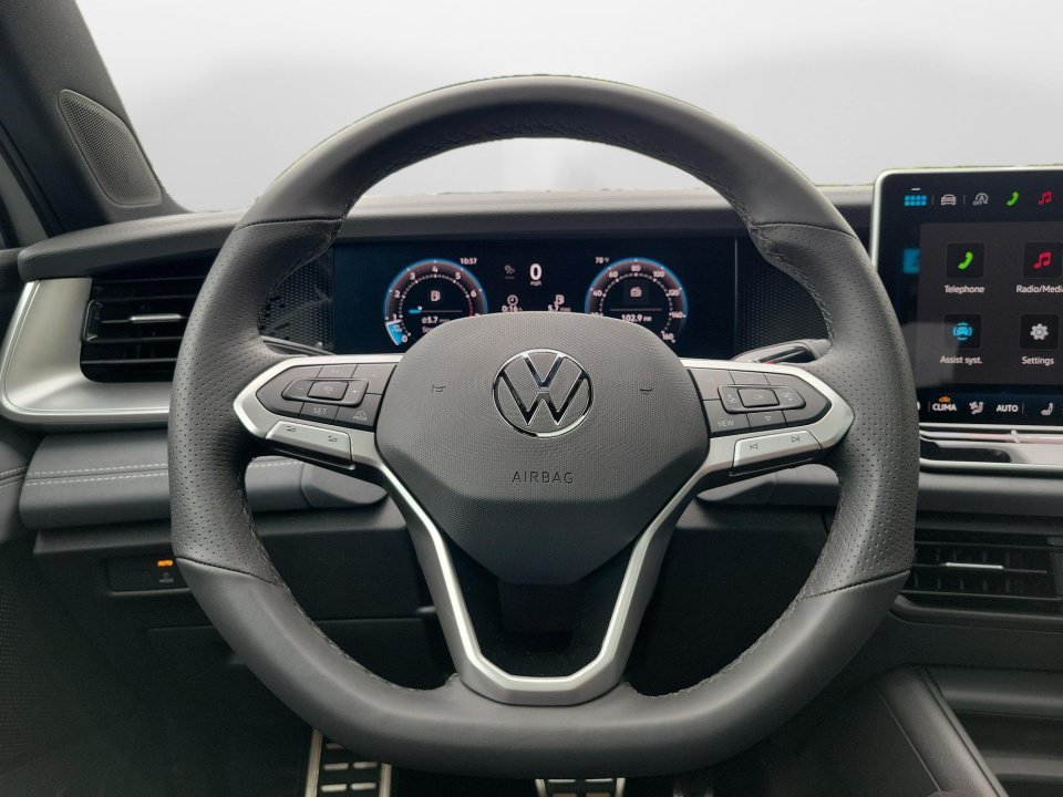 New 2026 Volkswagen Tiguan SE R-Line FWD image 10