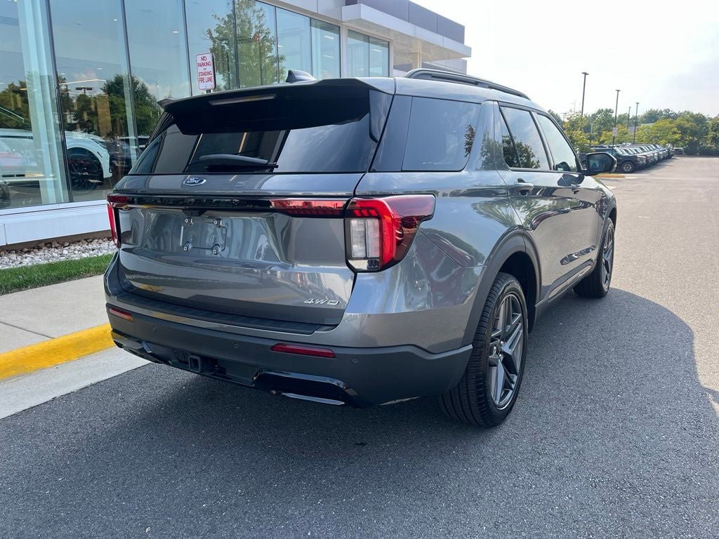 Used 2025 Ford Explorer ST-Line w/ ST-Line Street Pack AWD/4WD image 8