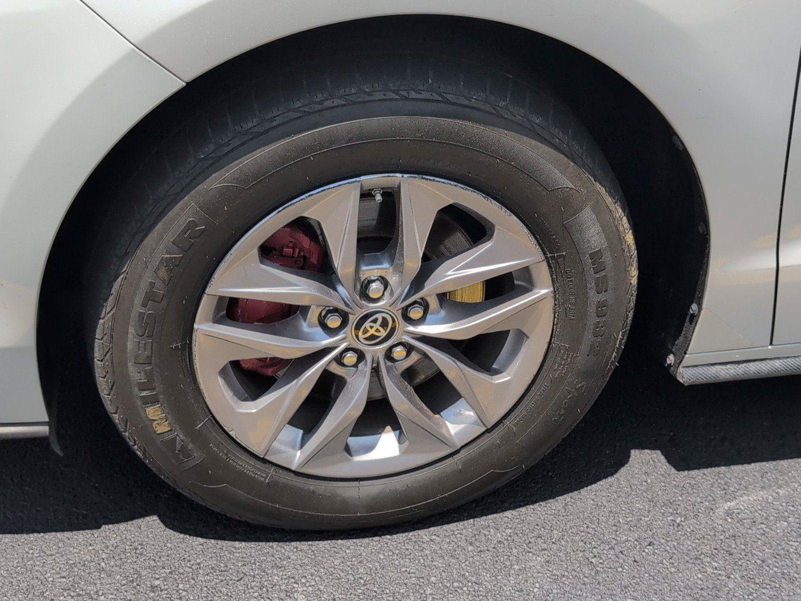 Used 2024 Toyota Sienna XLE FWD image 11