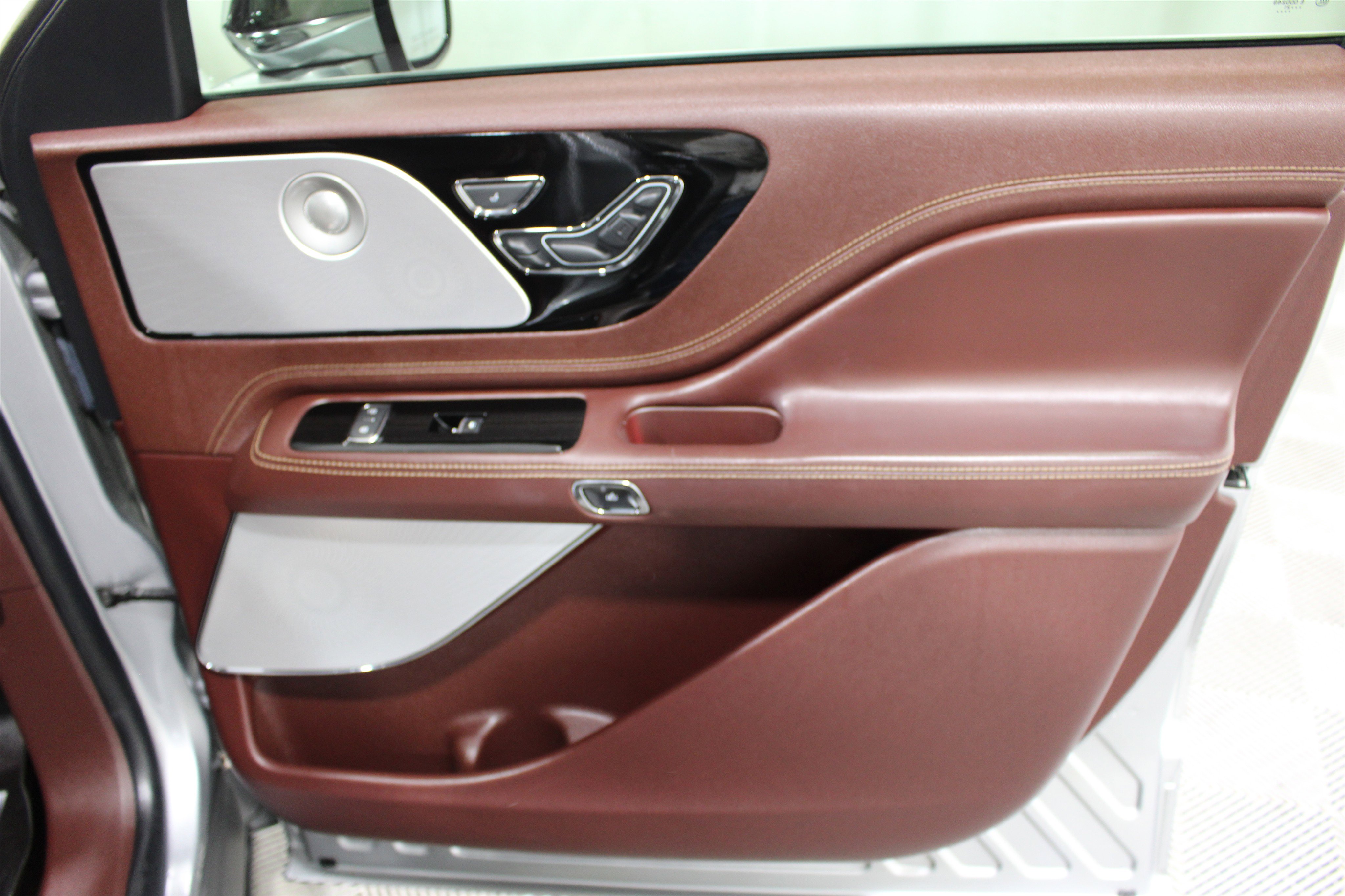 Used 2021 Lincoln Aviator Black Label w/ Class IV Trailer Tow Package image 30