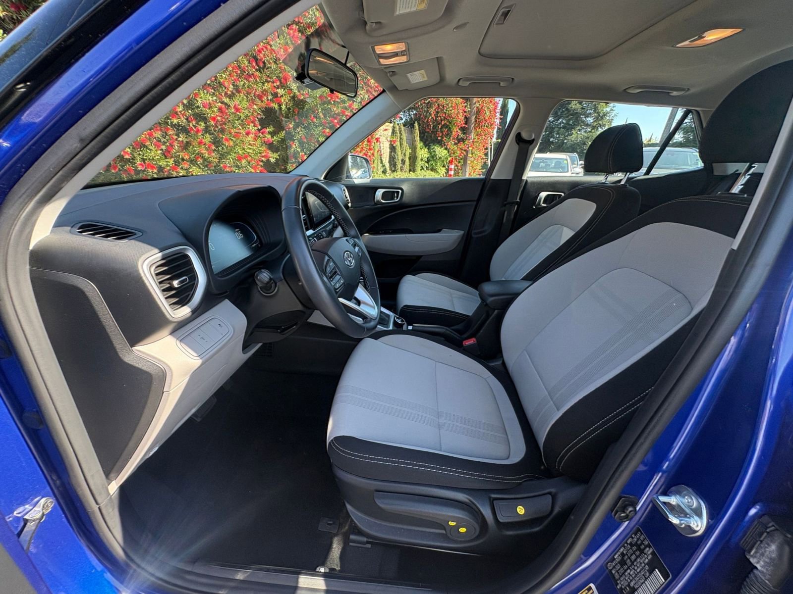 Used 2025 Hyundai Venue SEL image 25