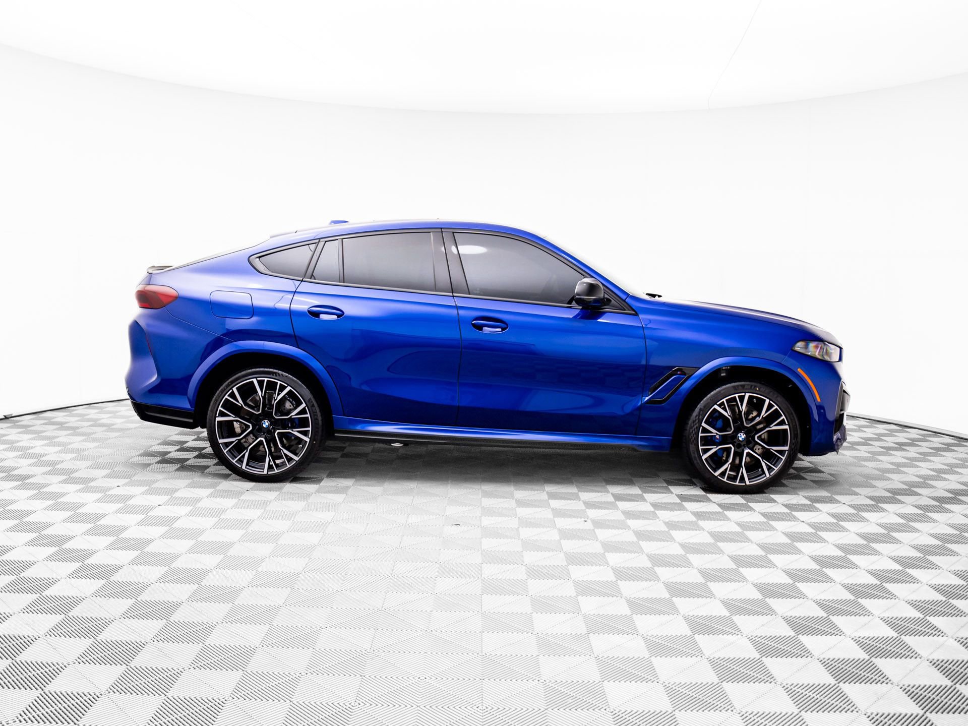 Certified 2025 BMW X6 M Competition w/ Executive Package image 6