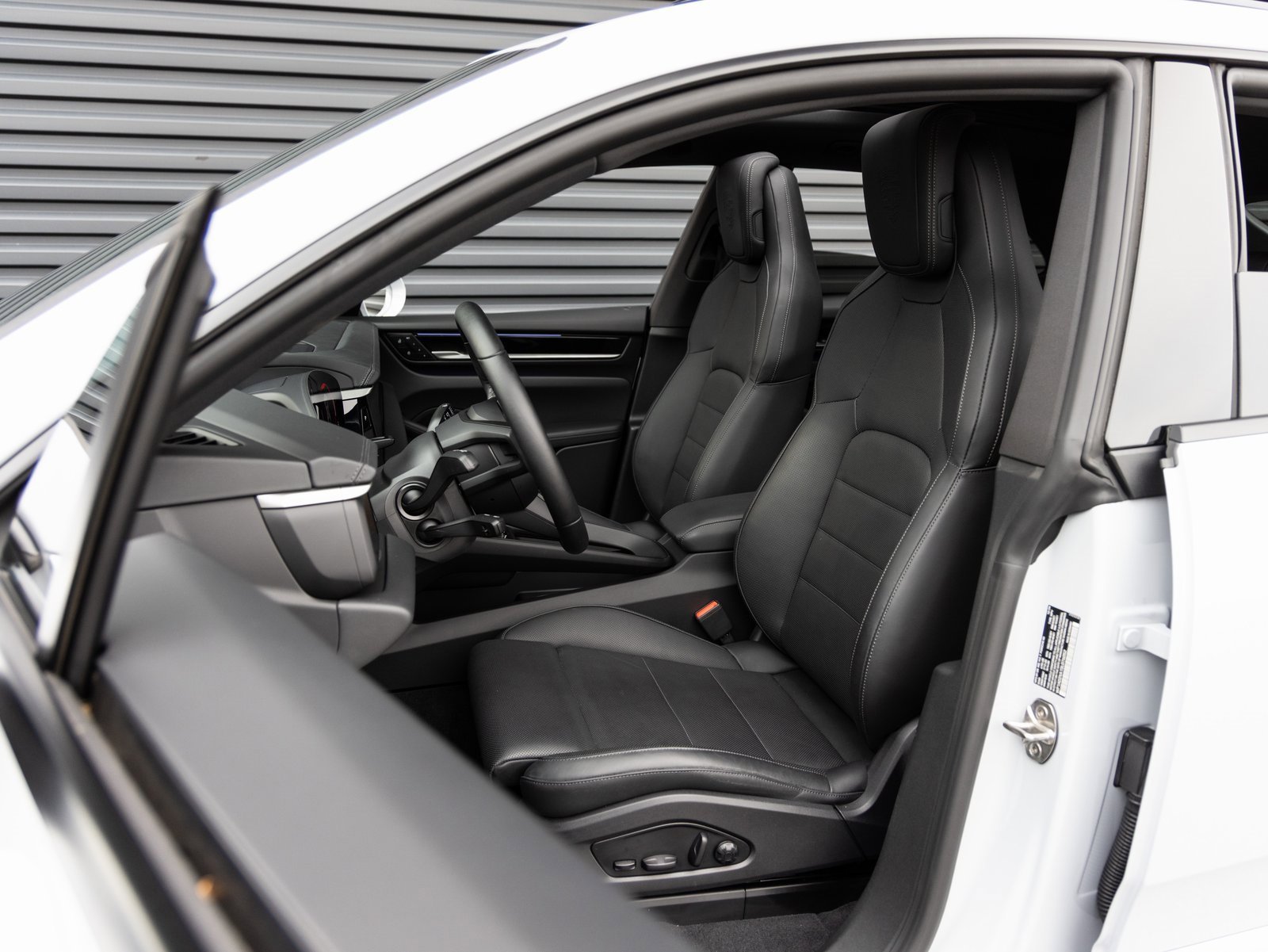 Used 2025 Porsche Macan Electric image 5