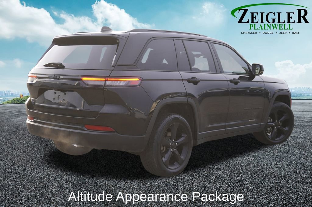 Used 2023 Jeep Grand Cherokee Altitude image 3