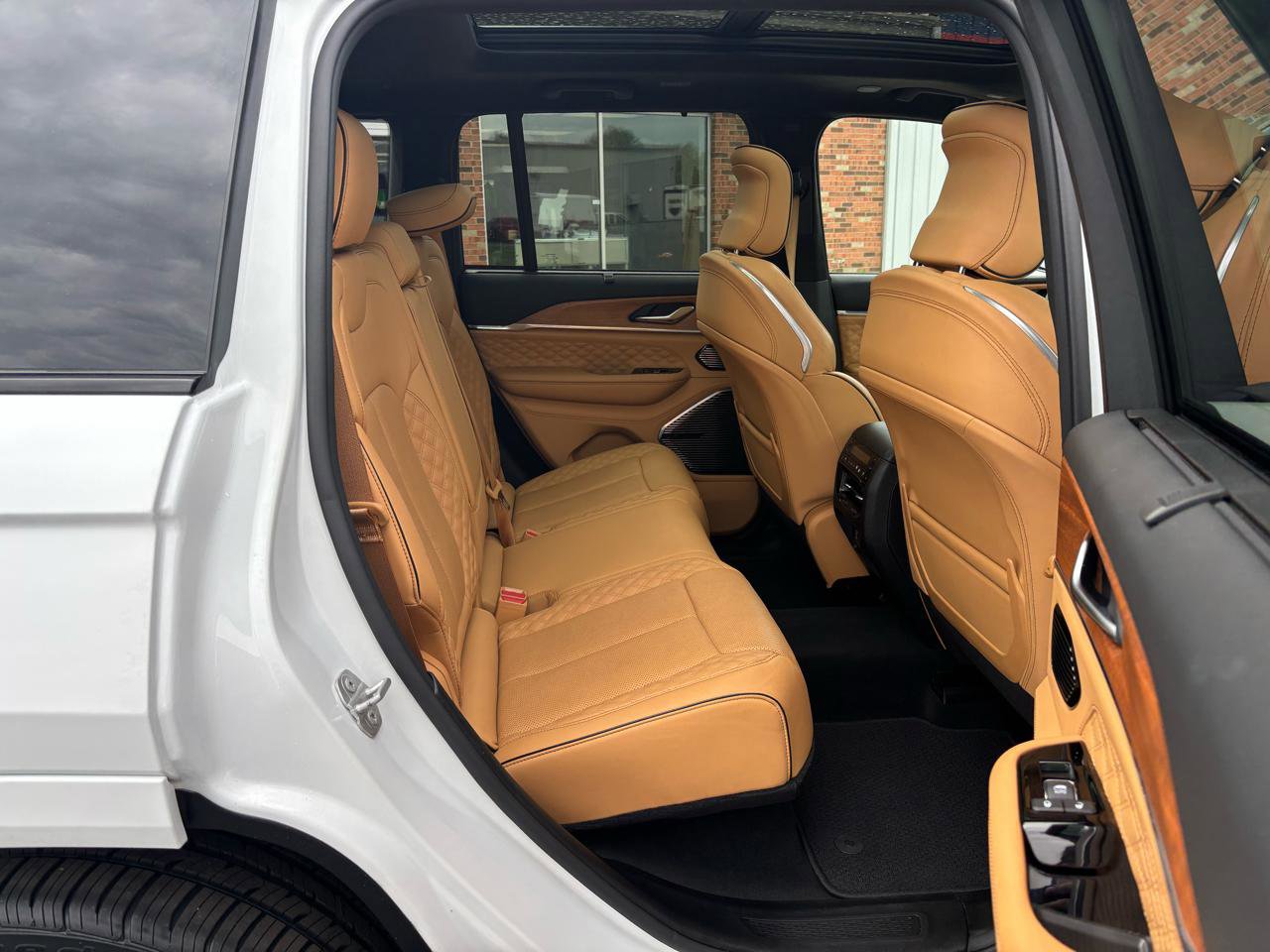 Used 2023 Jeep Grand Cherokee Summit AWD/4WD image 13