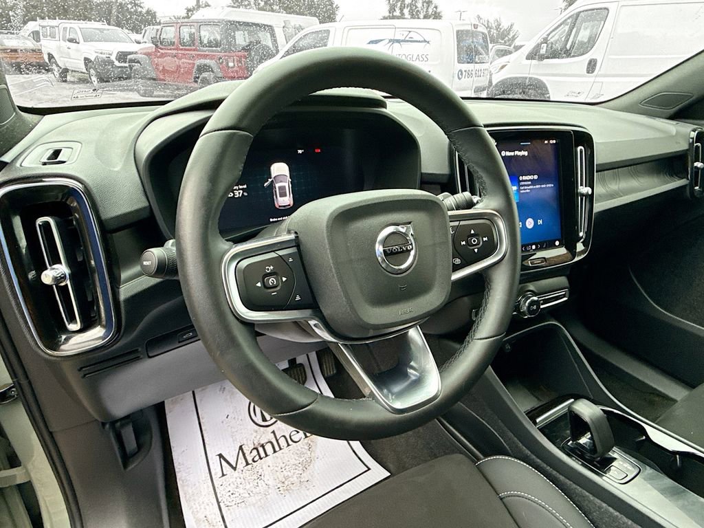 Used 2023 Volvo XC40 Recharge Plus image 12