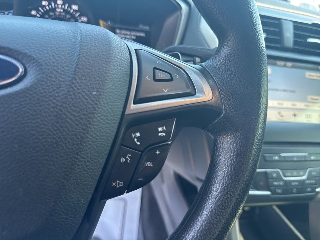 Used 2018 Ford Fusion SE w/ Fusion SE Technology Package FWD image 9