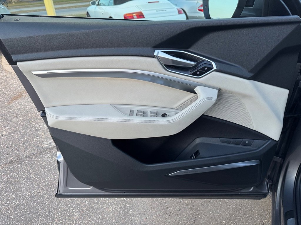 Used 2019 Audi e-tron Premium Plus image 18