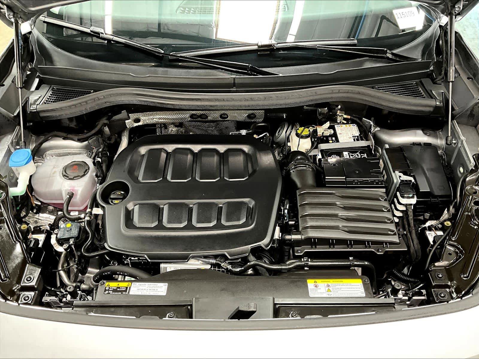Used 2025 Volkswagen Tiguan SE w/ Panoramic Sunroof Package image 12