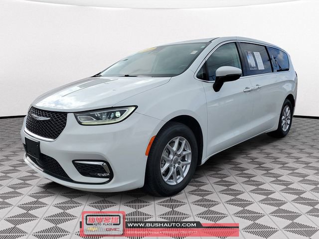 Used 2023 Chrysler Pacifica Touring-L image 2