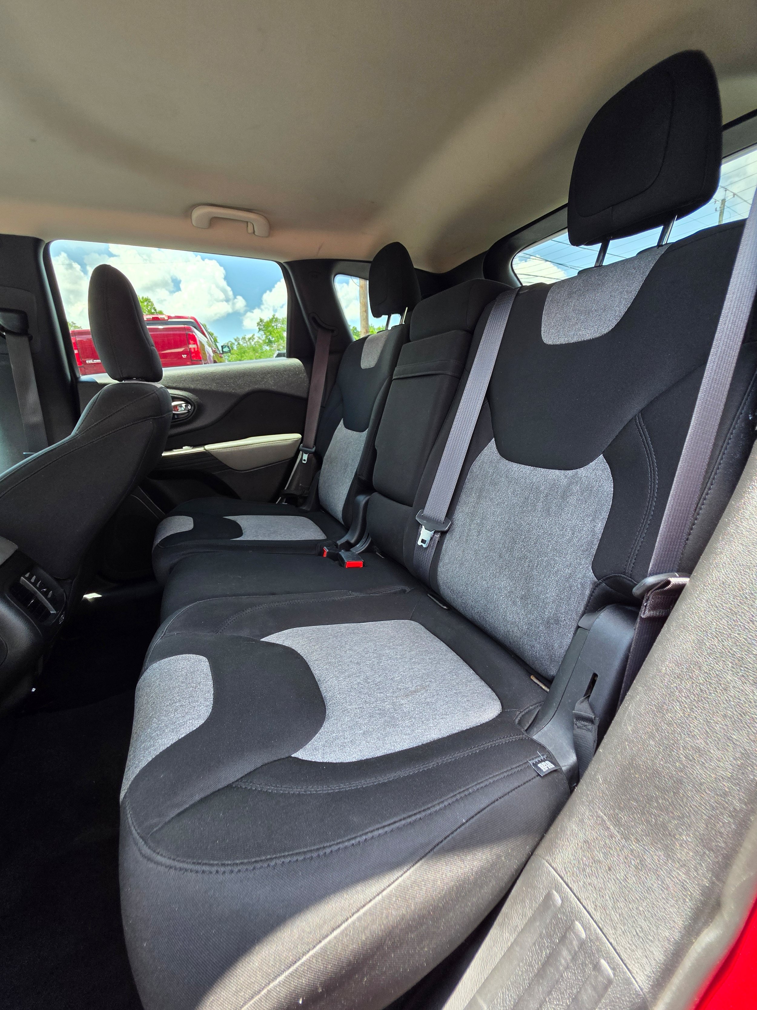 Used 2014 Jeep Cherokee Latitude w/ Cold Weather Group AWD/4WD image 18