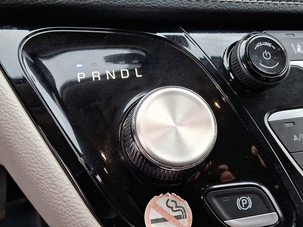 Used 2023 Chrysler Pacifica Touring-L image 15